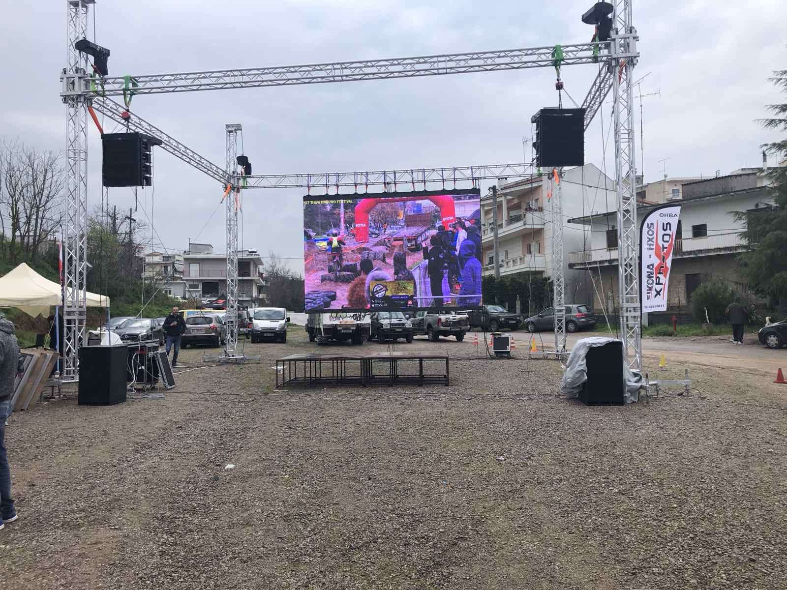 Υπαίθρια οθόνη LED με ηχεία line array σε εκδήλωση