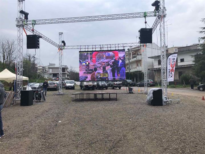 Υπαίθρια οθόνη LED με ηχεία line array σε εκδήλωση