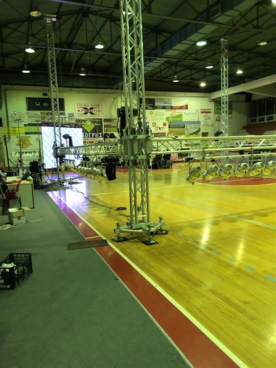 Πύργοι truss με φωτισμό και οθόνη LED σε κλειστό γυμναστήριο