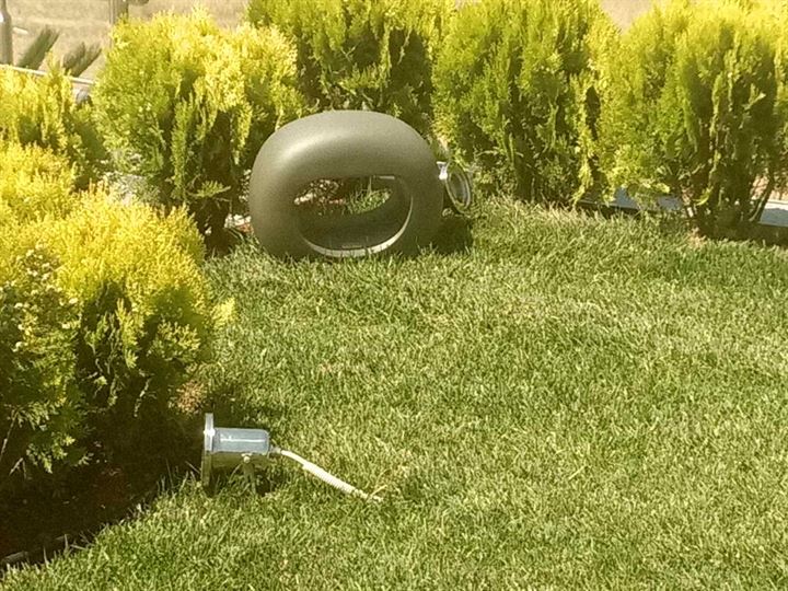 Αδιάβροχο ηχείο κήπου και φωτιστικό σποτ στο γκαζόν