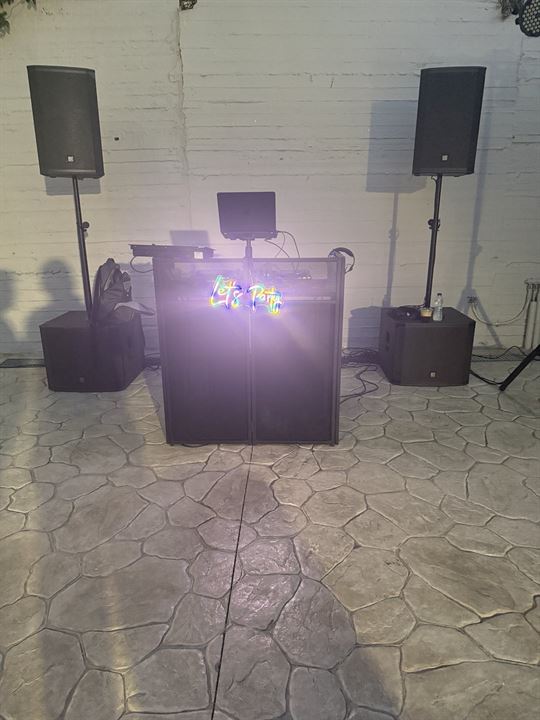 DJ booth με ηχεία και φωτεινή επιγραφή Let's Party