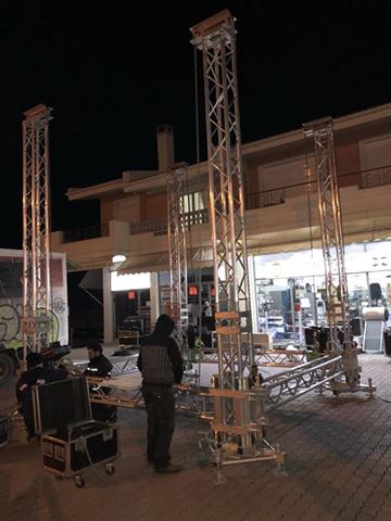 Στήσιμο πύργων truss για υπαίθρια εκδήλωση τη νύχτα